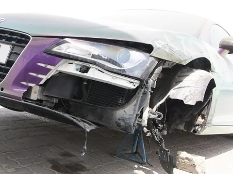 Audi R8 bị bỏ rơi vì "tàn phế"