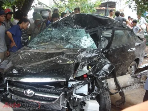  Bình Dương: Ô tô mất lái, 4 người chết 