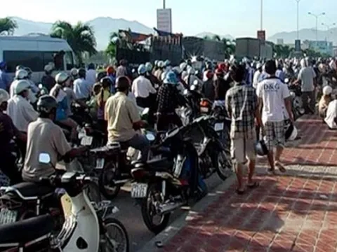 Đâm vào đuôi xe tải hỏng lốp, 2 người tử vong