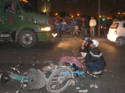 Bé gái 6 tuổi chết thảm dưới gầm xe Container