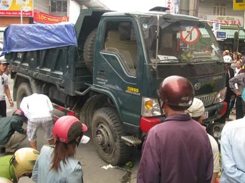 Cô gái trẻ chết thảm do xe tải mất lái