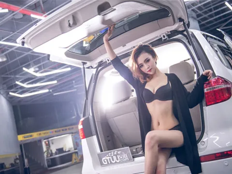 Người mẫu diện bikini “bắt chết” xe MPV