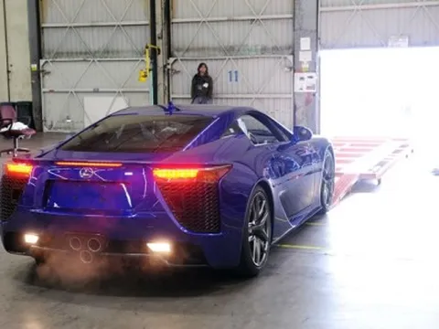 Đập hộp Lexus LF-A 