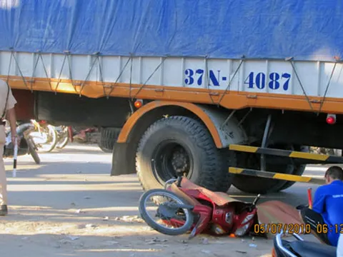 Đưa em đi thi, chị gái bị xe tải cán chết