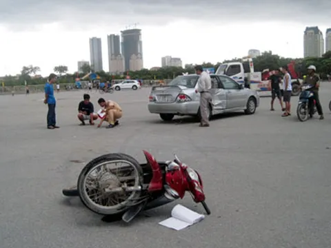 Hà Nội: Xe máy đâm ngang ô tô, hai người nguy kịch