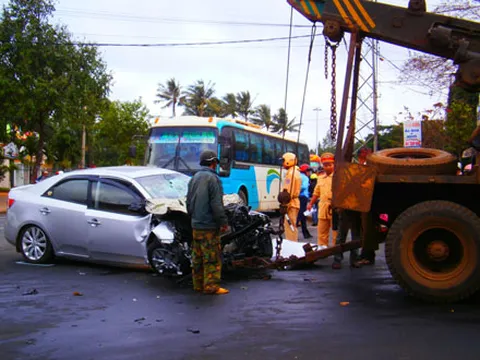 Cuối năm, xe con húc xe tải