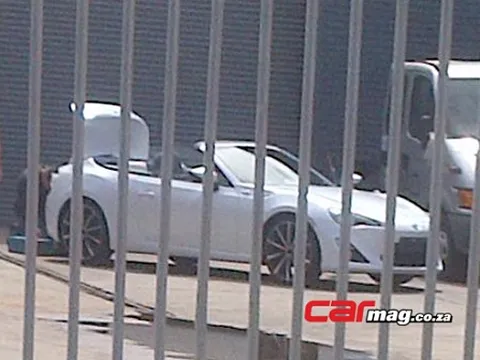 Bắt gặp Toyota 86 "mui trần"