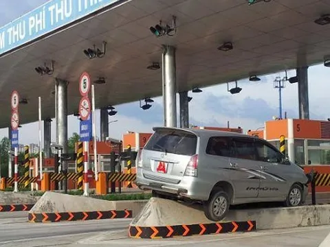 Ô tô trèo lên con lươn trạm thu phí Thủ Thiêm