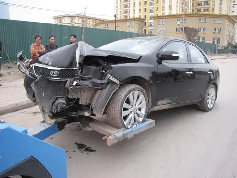 Tránh xe ngược chiều, Kia đâm thẳng cột điện