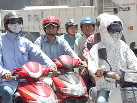 Trang bị cần thiết khi đi xe máy trời nắng nóng