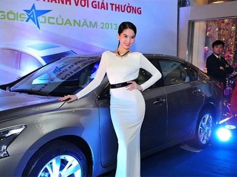 Ngọc Trinh khoe dáng bên Nissan Teana