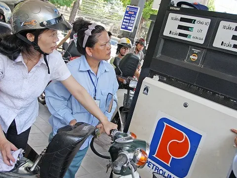 Giá xăng giảm thêm 600đ/ lít