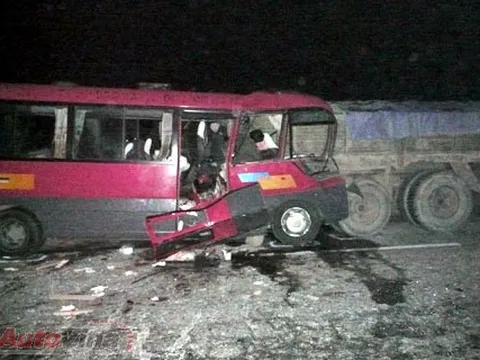 Xe khách đâm xe container làm 3 người thiệt mạng