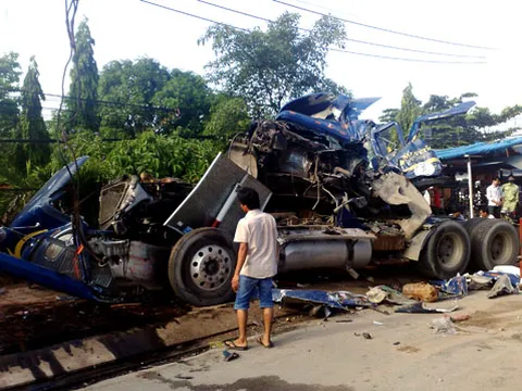 Xe container gặp nạn, tài xế kẹt trong cabin 