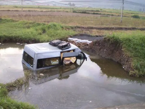 Không kiểm soát được tay lái, xe văng khỏi cầu