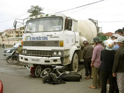 Bị xe bê tông kéo lê 15m, 3 người thoát chết