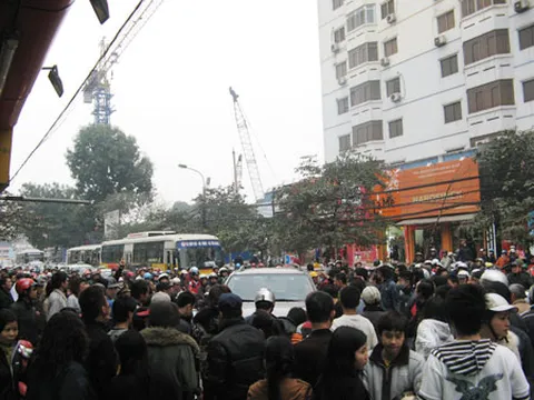 Hàng trăm người bức xúc trước thái độ của tài xế