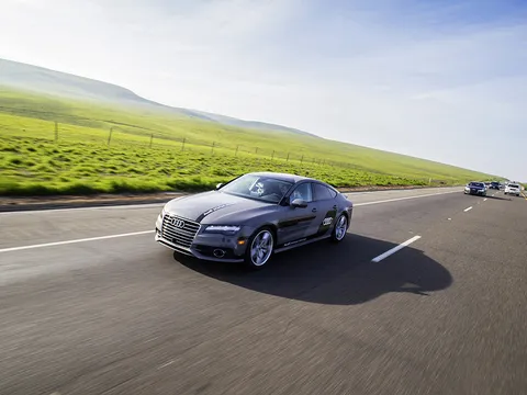 Audi A7 Sportback vượt 900 Km KHÔNG NGƯỜI LÁI