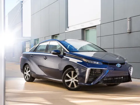 Toyota Mirai: Xe "xanh" của tương lai gần