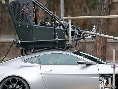 Điệp viên 007 James Bond đóng phim thật – lái xe “nhái”  
