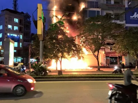 Hà Nội: Chi nhánh ngân hàng Quốc dân cháy lớn