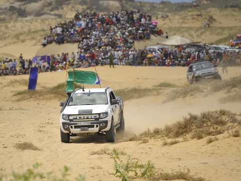 Ninh Thuận "nóng" với giải đua địa hình trên cát 2015