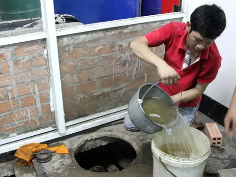 Sài Gòn: Hàng chục xe chết máy vì đổ phải xăng lẫn nước