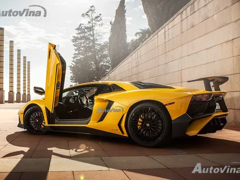 Cầm lái Lamborghini Aventador SuperVeloce tại Tây Ban Nha