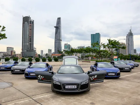 Ấn tượng với đội hình siêu xe Audi R8 diễu phố Sài Gòn