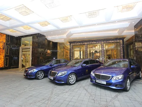 Khách sạn The Reverie Saigon sử dụng xe sang Mercedes E200 và S400L