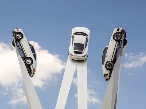 Porsche vinh danh 911 "lên tận mây xanh"