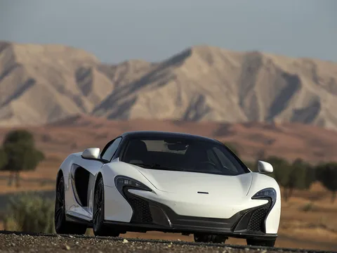 Khám phá siêu xe McLaren dùng sơn trộn vàng