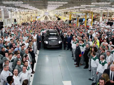 Chiếc SUV Bentley Bentayga đầu tiên xuất xưởng
