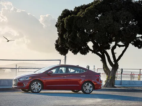Hyundai Elantra 2017 công bố giá bán