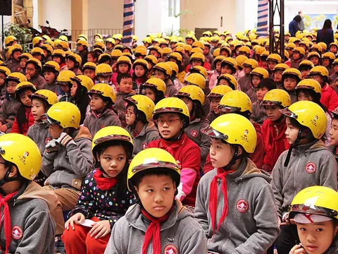 GM Việt Nam tặng 1.000 mũ bảo hiểm cho học sinh tại Hà Nội