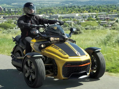 Can-Am Spyder F3-S 2017 drift “nuột” hơn ở chế độ lái Sport