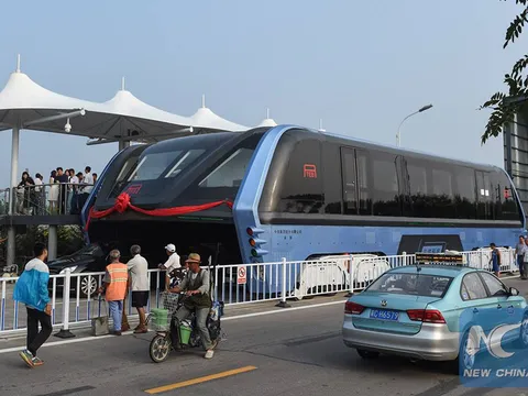 Ngỡ ngàng “siêu xe buýt” trên đường phố Trung Quốc