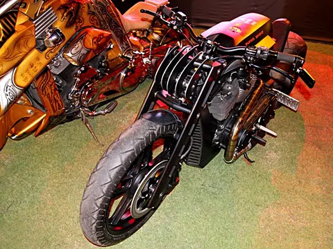 Cận cảnh chiếc siêu mô tô chỉ có một chiếc duy nhất trên thế giới của biker Việt