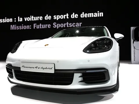 Panamera 4 E-Hybrid - Mẫu xe điện siêu tiết kiệm của Porsche
