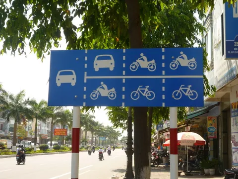 Từ 1/11, biển phân làn gộp chính thức có hiệu lực, tài xế Việt cần biết để tránh mắc phạt