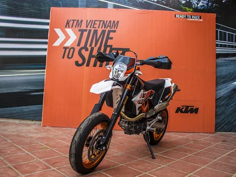 KTM Việt Nam chi nhánh Hà Nội bàn giao chiếc Supermoto 690 SMC R 2017 đầu tiên cho khách hàng