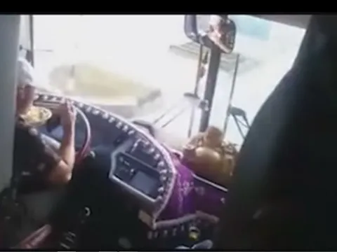 Đình chỉ tài xế vừa lái xe khách vừa ăn mỳ tôm