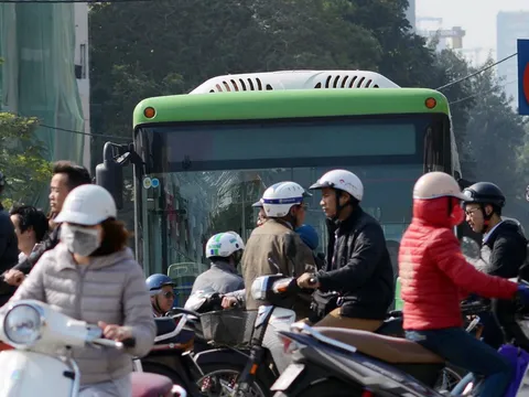 Xe máy lấn làn xe buýt nhanh bị phạt tiền 400.000 đồng