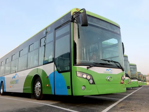 Xe buýt nhanh BRT tại Hà Nội bắt đầu thu phí từ sáng nay (6/2/2017)