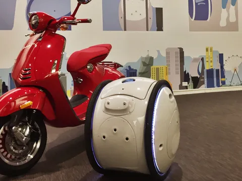 Piaggio giới thiệu rô bốt chở đồ tự "chạy theo" con người