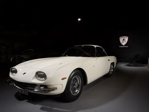 Kỳ công phục chế mẫu xe huyền thoại Lamborghini 350 GT
