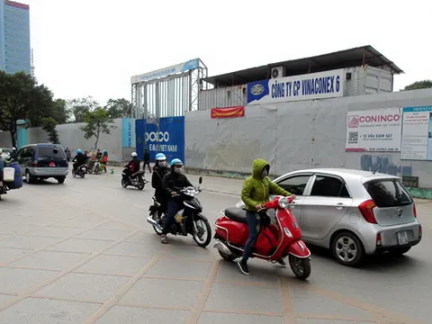 Điểm nguy hiểm trên đường Láng Hạ, cạnh nhà chờ buýt nhanh BRT