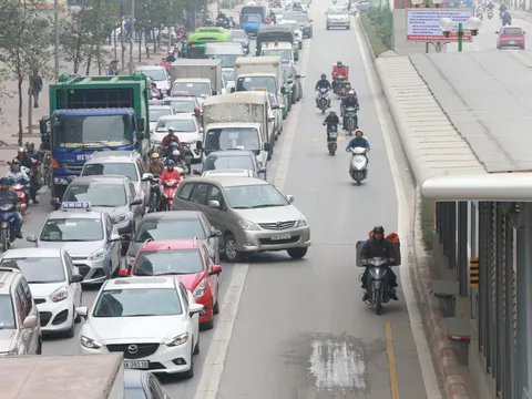 Hà Nội: Tước bằng lái 10 tài xế trong ngày đầu xử phạt lấn làn xe buýt BRT