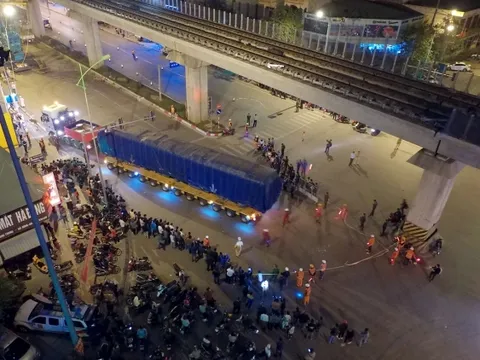 Dân Hà Nội trắng đêm đội mưa xem cẩu tàu Cát Linh-Hà Đông lên ray trên cao