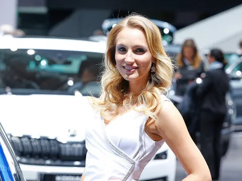[Geneva Motor Show 2017] Ngắm những bóng hồng xinh đẹp thả dáng bên siêu xe
